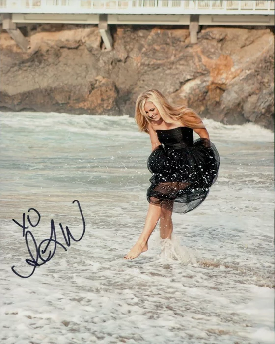Alicia Leigh Willis autograph