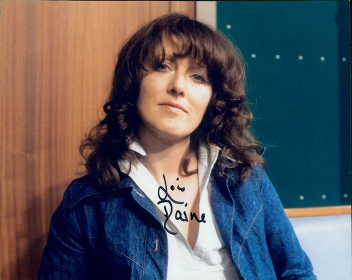 Lois Daine autograph