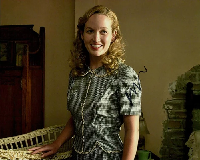 Kelley Jakle autograph