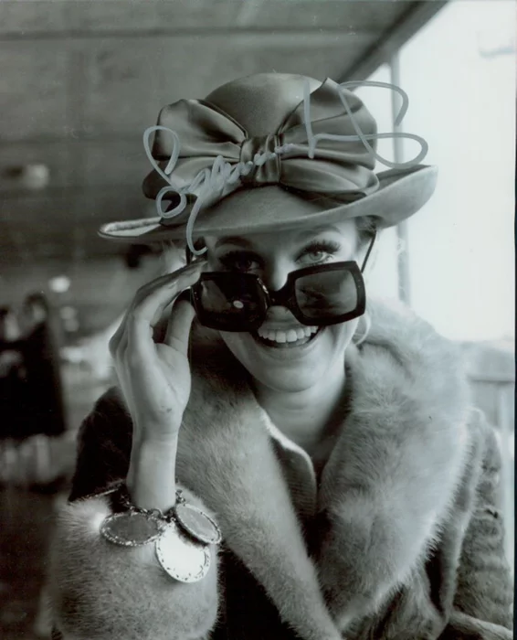 Suzanna Leigh autograph