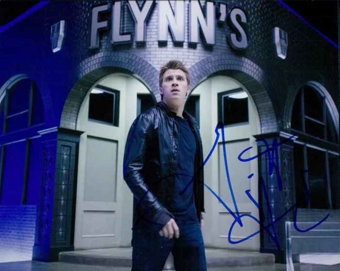 Garrett Hedlund autograph