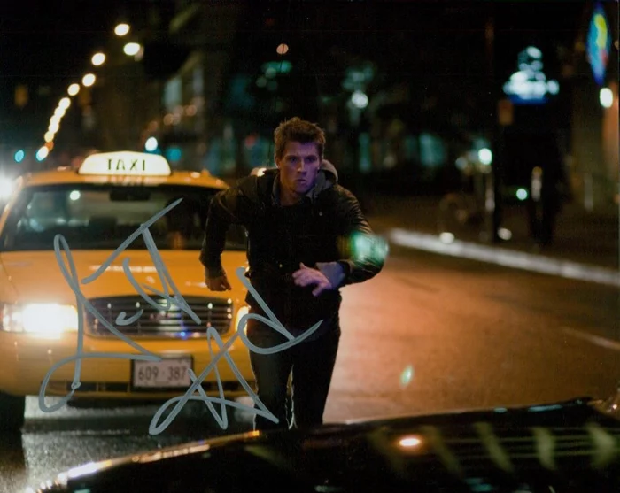 Garrett Hedlund autograph
