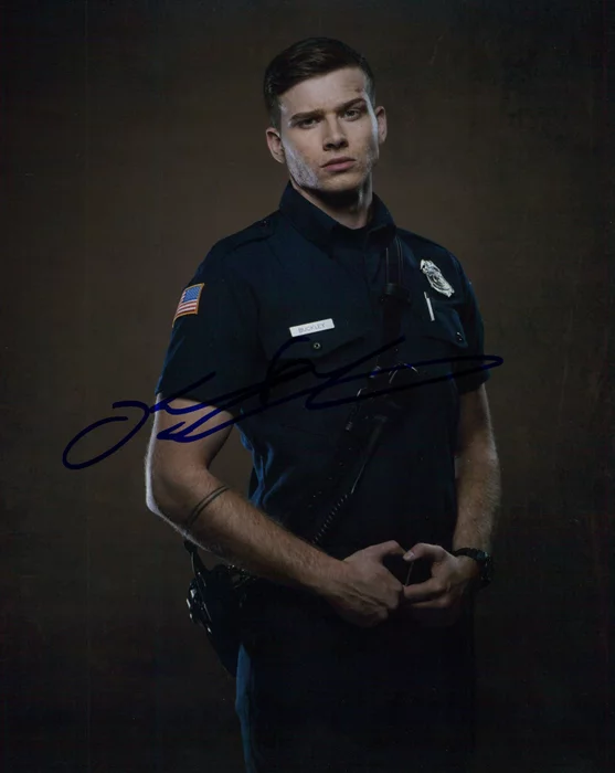 Oliver Stark autograph
