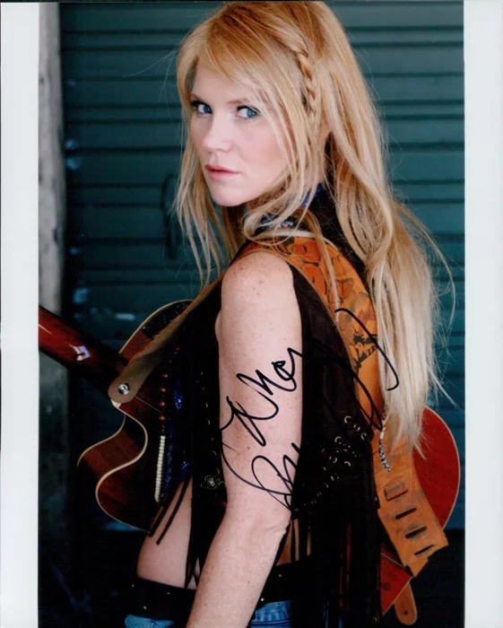 Tara  Buck autograph