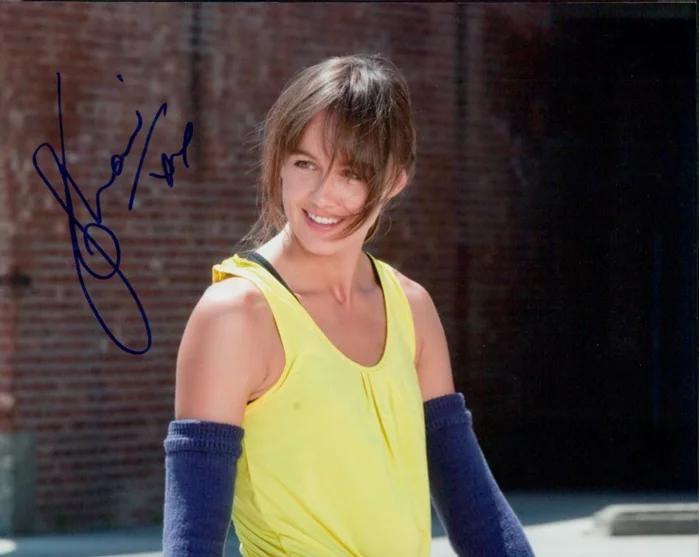 Sharni Vinson autograph