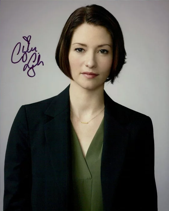 Chyler Leigh autograph