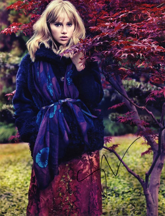 Suki Waterhouse autograph