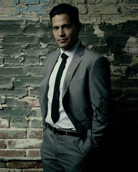 Jay Hernandez autograph