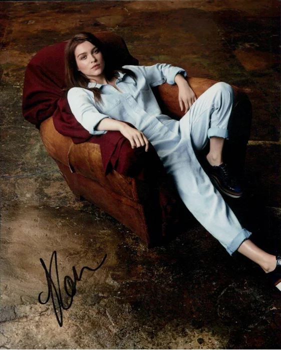 Sophie Cookson autograph