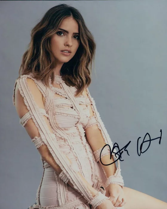 Shelley Hennig autograph