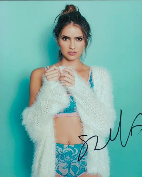Shelley Hennig autograph