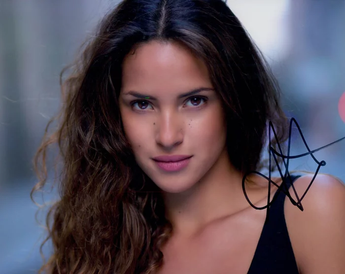 Adria Arjona autograph