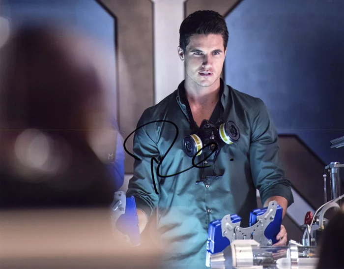 Robbie Amell autograph