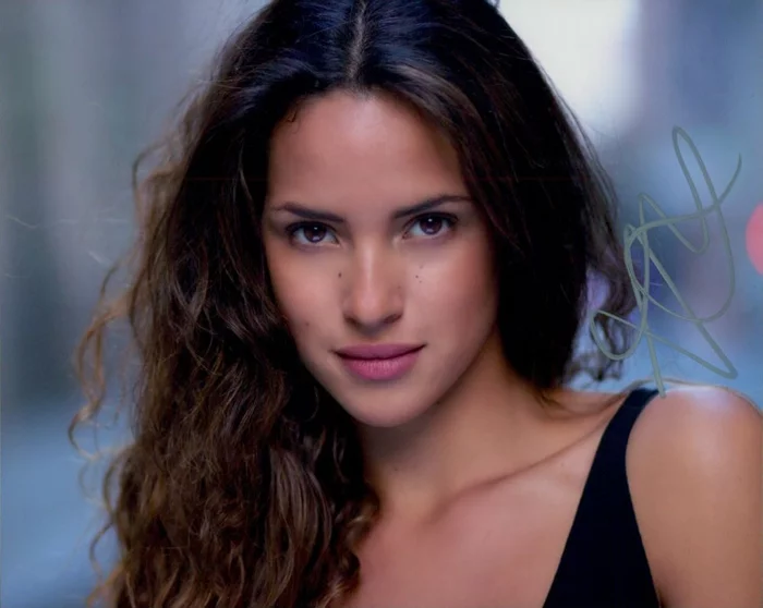 Adria Arjona autograph