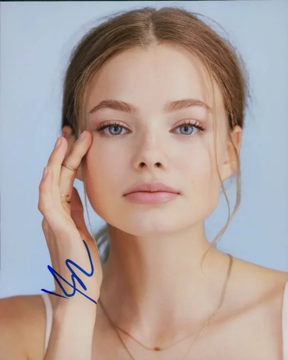 Kristine Froseth autograph