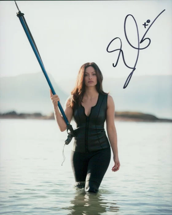 Erica Cerra autograph