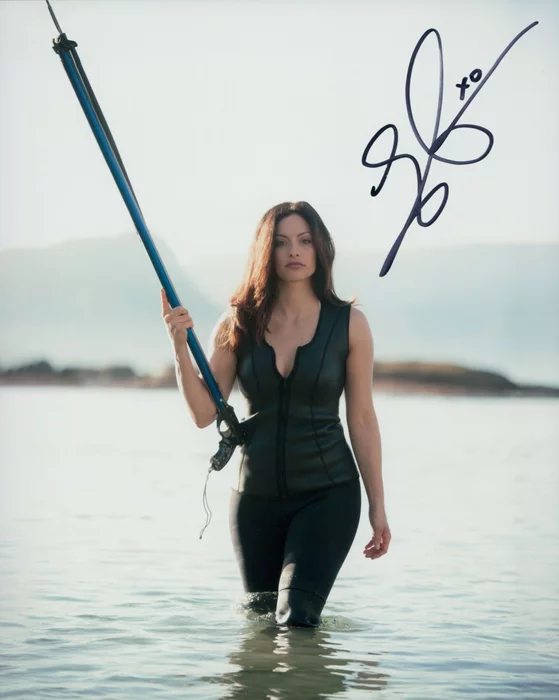 Erica Cerra autograph