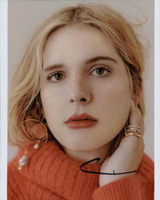Hari Nef autograph