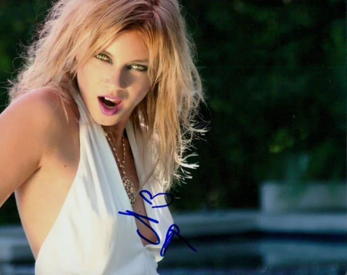 Amy Smart autograph