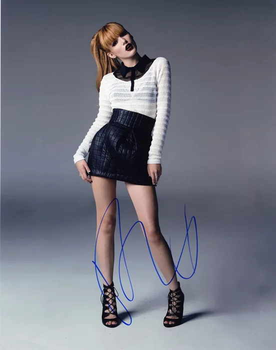 Bella Thorne autograph