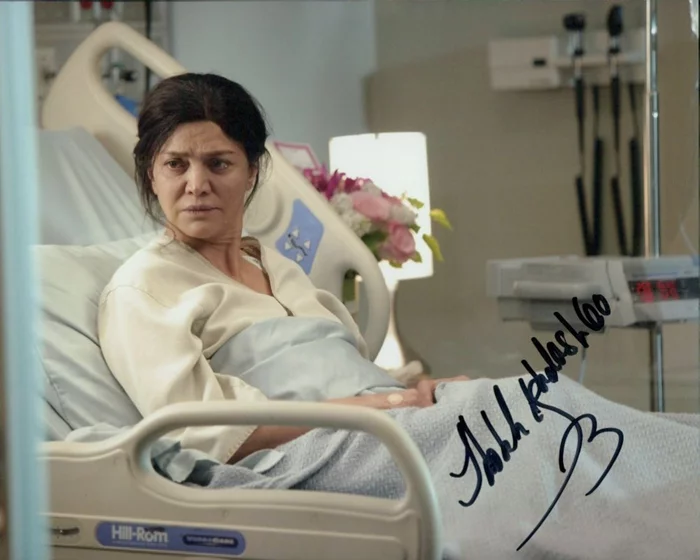 Shohreh Aghdashloo autograph