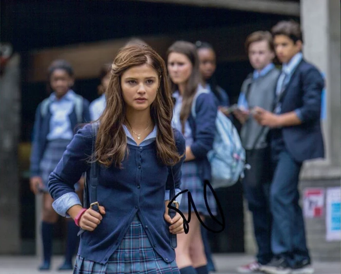 Stefanie Scott autograph