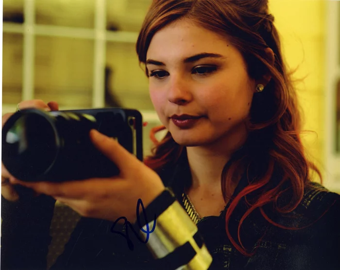 Stefanie Scott autograph