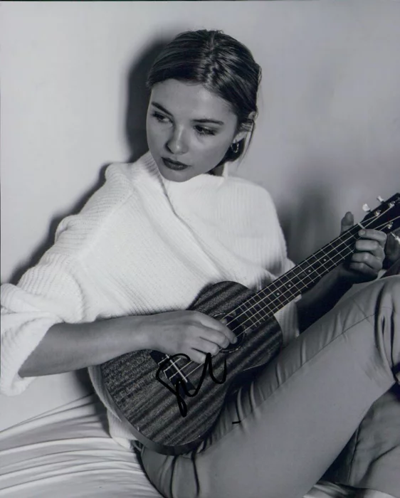Stefanie Scott autograph