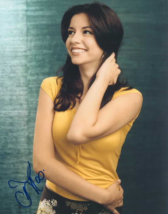 Masiela Lusha autograph