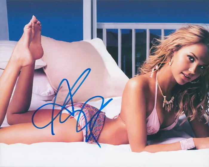 Arielle Kebbel autograph