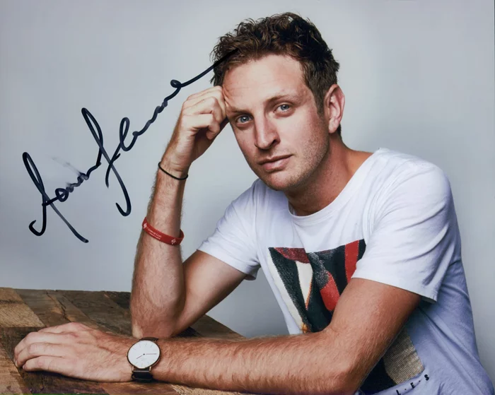 Aaron Glenane autograph