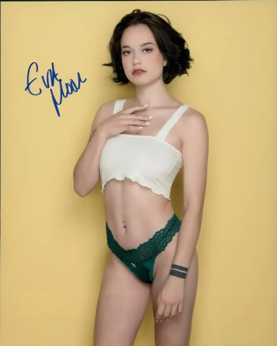 Eva Moon autograph