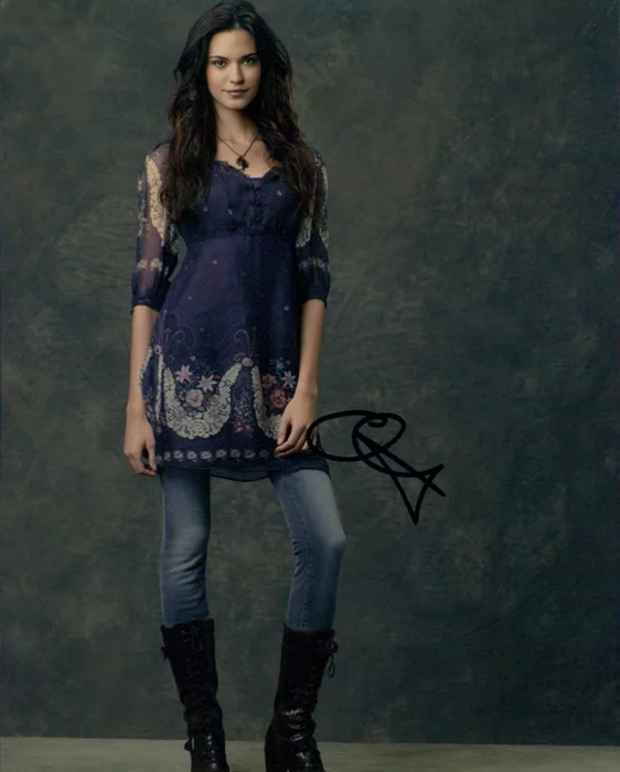 Odette Yustman autograph