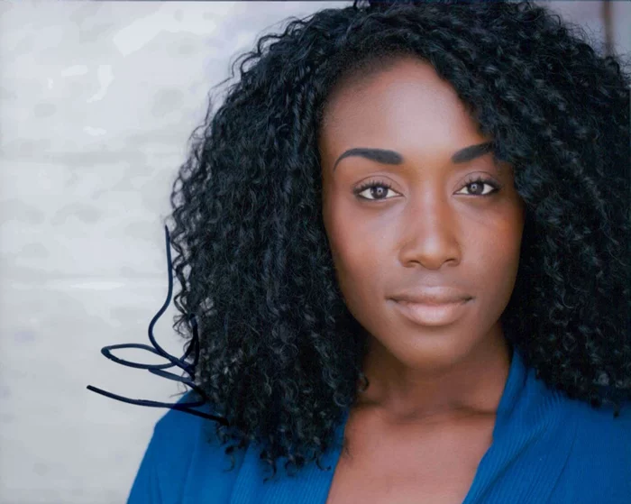 Malynda Hale autograph