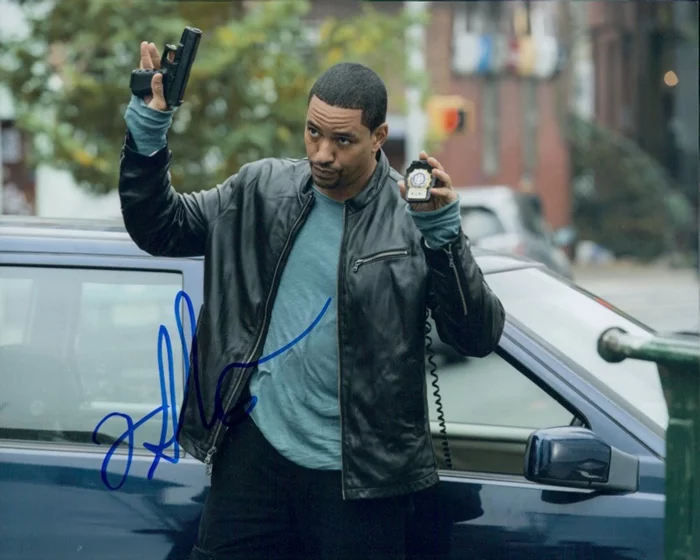 Laz Alonso autograph
