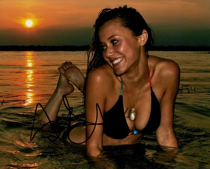 Julianna Guill autograph