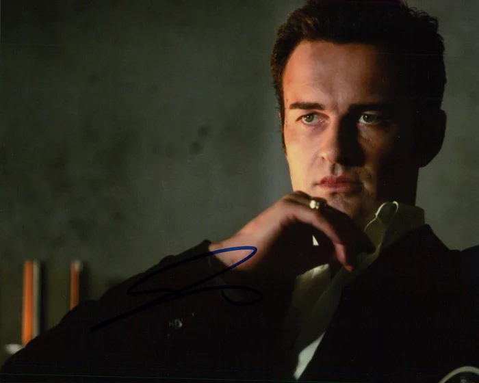 Julian McMahon autograph