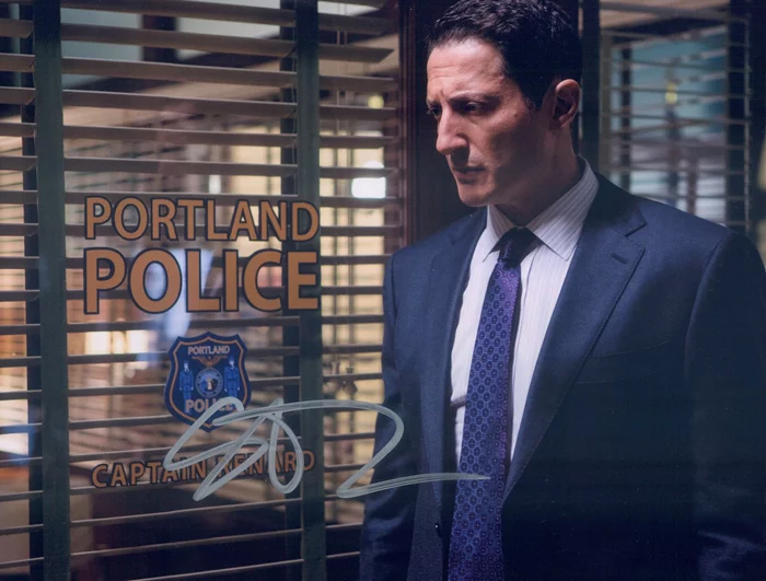 Sasha Roiz autograph