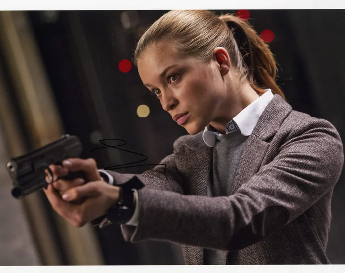 Sophie Cookson autograph