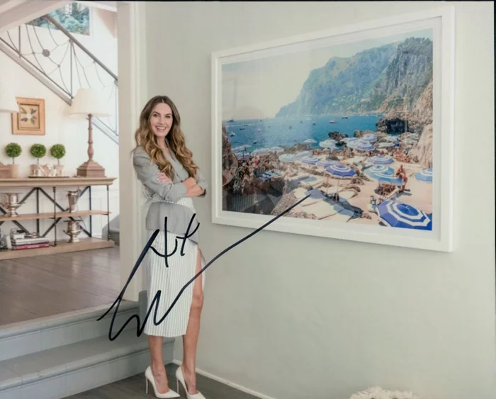 Elizabeth Chambers autograph