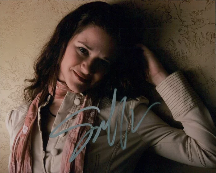 Sarah Drew autograph