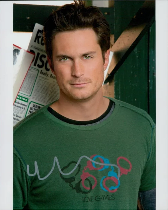 Oliver Hudson autograph