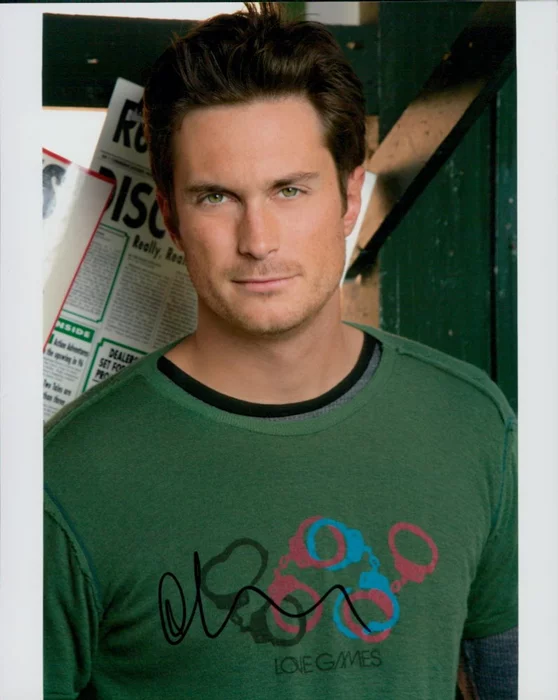 Oliver Hudson autograph