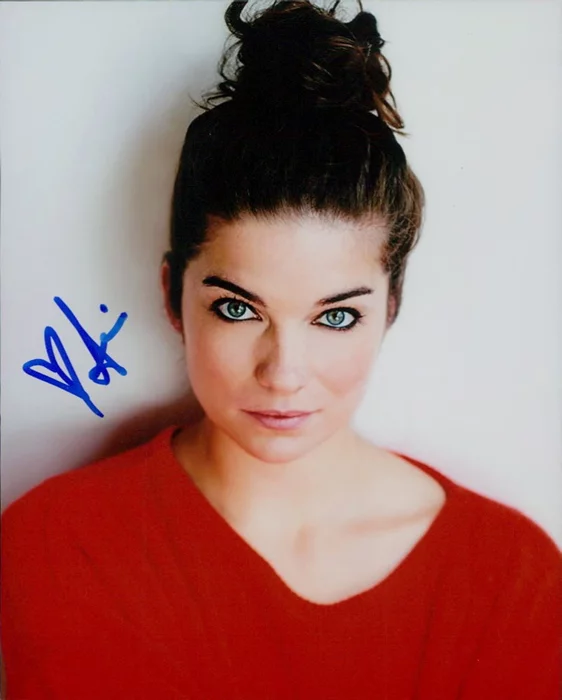 Annie Murphy autograph