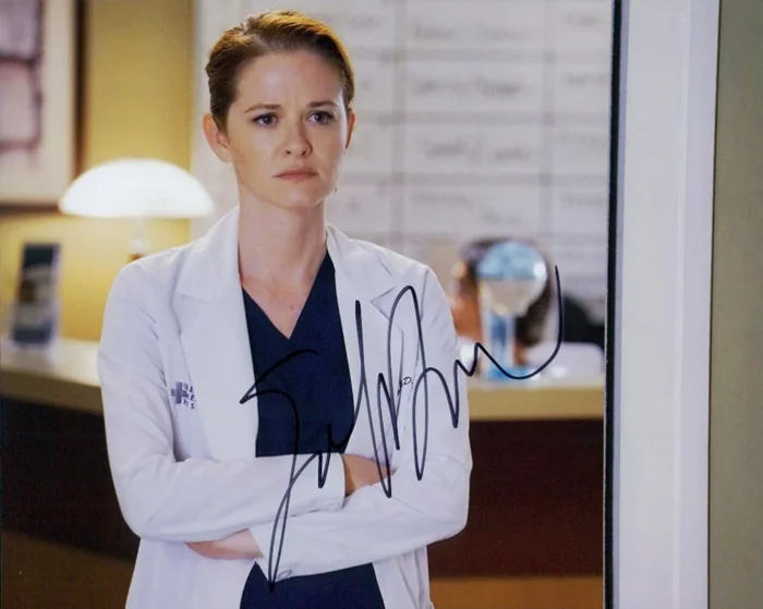 Sarah Drew autograph