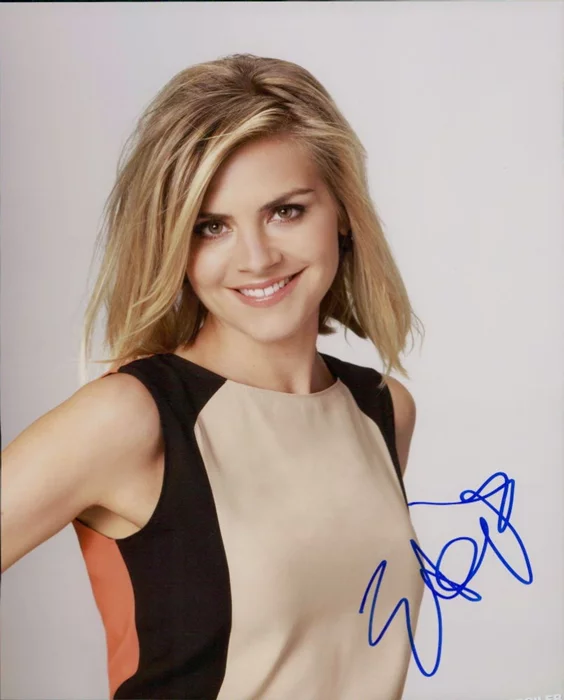 Eliza Coupe autograph
