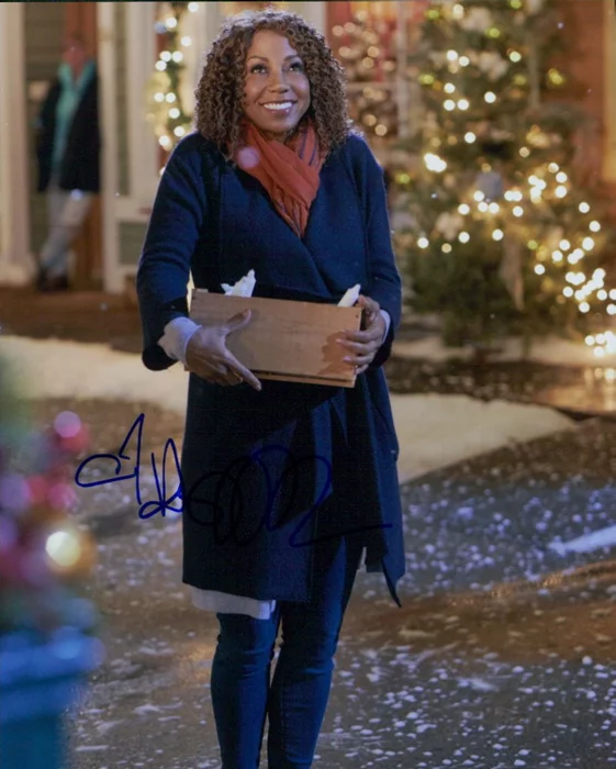Holly Robinson-Peete autograph
