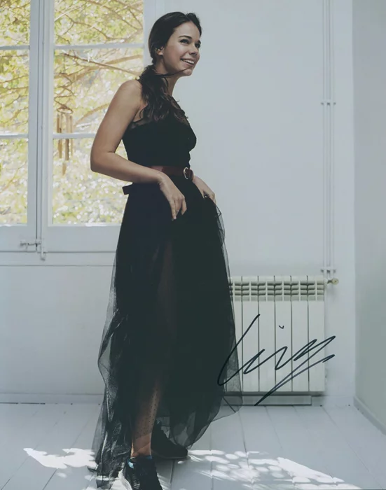 Laia Costa autograph