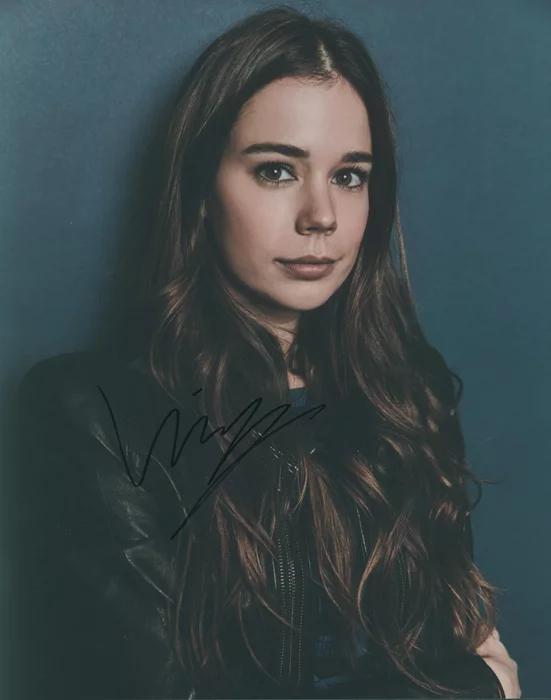 Laia Costa autograph