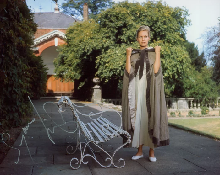 Suzanna Leigh autograph